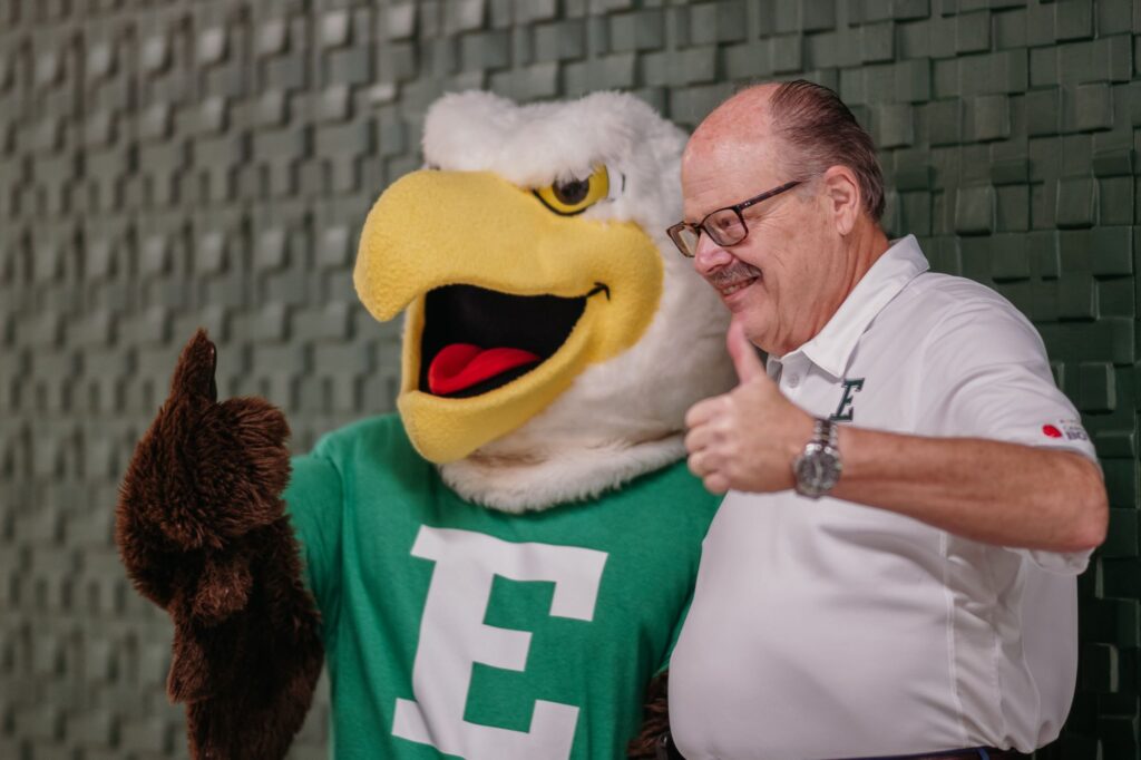 photo with eagle mascot